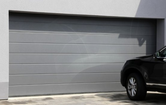 samochód przed garażem