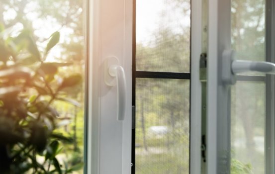 moskitiera na oknie
